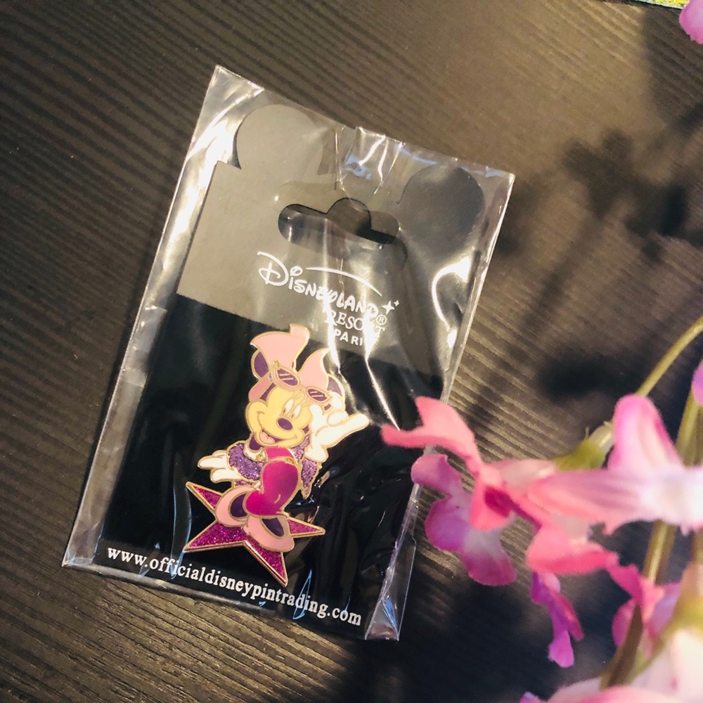 Glamour Minnie Mouse Disney Paris Pin! 🎀🛍